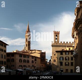 Vue sur le monastère de Badia Fiorentina depuis la Piazza di San Firenze au coucher du soleil. Florence. Italie. Banque D'Images