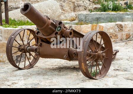 Cannon en face de Kérak Château, Jordanie Banque D'Images