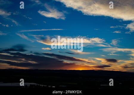 ciel coloré avec soleil dans les nuages élevés Banque D'Images