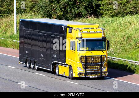 Tracteur articulé Mercedes Benz jaune 2020 « Merble » neuf ; camions de livraison de transport, camions, véhicules lourds, transport, camion, Porte-bagages, véhicule, industrie européenne du transport commercial HGV, M6 à Manchester, Royaume-Uni Banque D'Images