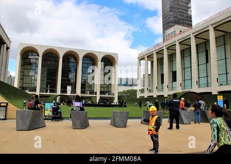 New York, New York, États-Unis. 10 mai 2021 - NYC ouvre un espace vert au Lincoln Center pour aider à la reprise en cas de pandémie. Le Green at Lincoln Centre fait partie de l'étape de redémarrage du gouverneur Andrew Cuomo le green tiendra de la musique live, des activants familiaux et bien plus encore, à mesure que la restriction pandémique sera levée. Credit Mark Apollo/Alamy Livenews Banque D'Images