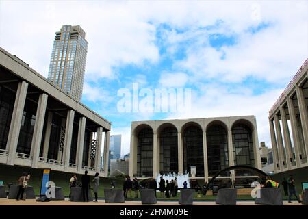 New York, New York, États-Unis. 10 mai 2021 - NYC ouvre un espace vert au Lincoln Center pour aider à la reprise en cas de pandémie. Le Green at Lincoln Centre fait partie de l'étape de redémarrage du gouverneur Andrew Cuomo le green tiendra de la musique live, des activants familiaux et bien plus encore, à mesure que la restriction pandémique sera levée. Credit Mark Apollo/Alamy Livenews Banque D'Images