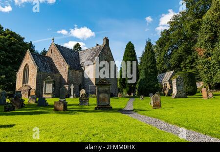 Vieilles pierres tombales usées et vieilles tombes dans le cimetière rural du village, église paroissiale de Humbie, Lothian est, Écosse, Royaume-Uni Banque D'Images