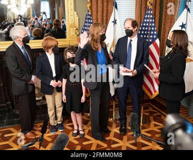 Kamala Harris, vice-président du président des États-Unis, à droite, a fait une cérémonie d'assermentation pour l'ancien Amb. Samantha Power en tant qu'administrateur de l'Agence des États-Unis pour le développement international dans l'immeuble Eisenhower Executive Office de la Maison Blanche le 3 mai 2021 à Washington, D.C. sont présents son conjoint Cass Sunstein, 2e droite, fille Rian Power Sunstein, et son fils Declan Power Sunstein. Banque D'Images