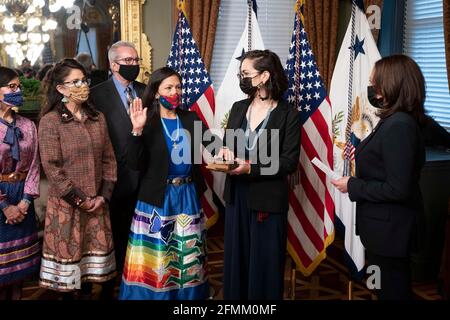 Le vice-président de la présidence des États-Unis, Kamala Harris, à droite, interprète une cérémonie de prestation de serment pour Deb Haaland en tant que secrétaire de l'intérieur, comme sa fille, Somah Haaland, détient la bible, dans le bâtiment Eisenhower Executive Office de la Maison Blanche le 18 mars 2021 à Washington, D.C. Banque D'Images