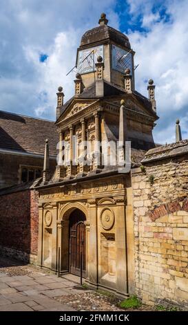 The Gate of Honor, Gonville et Caius College, Cambridge University. La porte est surmontée de 6 cadrans solaires. 1575. Conçu par le Dr John Caius. Banque D'Images