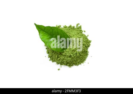 thé vert poudre de matcha thé sur fond blanc isolé, vue de dessus Banque D'Images