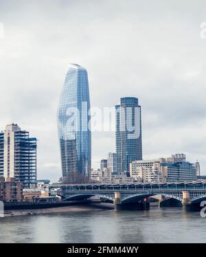 Vue sur les gratte-ciels de Londres de l'autre côté de la Tamise à Londres, Royaume-Uni. Banque D'Images