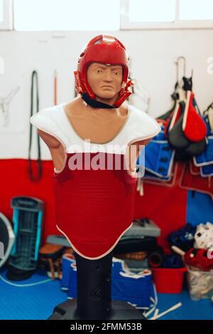 Boxe Punching Dummy, Sparring Body au club de taekwondo Banque D'Images