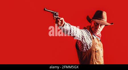 Bandit américain dans le masque, homme occidental avec chapeau. Homme portant un chapeau de cow-boy, arme à feu. L'Ouest, les armes. Portrait d'un cow-boy. Cow-boy américain. Cowboy portant un chapeau Banque D'Images