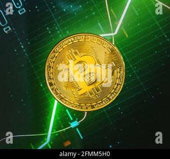 Concept de la croissance du bitcoin, de la monnaie d'or sur fond de cartes d'actions vertes, de la crypto-monnaie de financement et d'affaires Banque D'Images