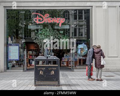 Belfast, Royaume-Uni. 09e mai 2021. Un couple a vu se tenir à l'extérieur du magasin Disney. (Photo de M. Mc Nerney/SOPA Images/Sipa USA) crédit: SIPA USA/Alay Live News Banque D'Images