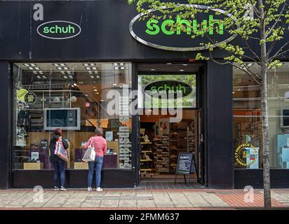 Belfast, Royaume-Uni. 09e mai 2021. Les acheteurs ont vu faire un lèche-vitrine à Schuh. (Photo de M. Mc Nerney/SOPA Images/Sipa USA) crédit: SIPA USA/Alay Live News Banque D'Images