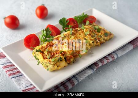 Omelette française fraîche avec légumes frais. Plats végétariens Banque D'Images