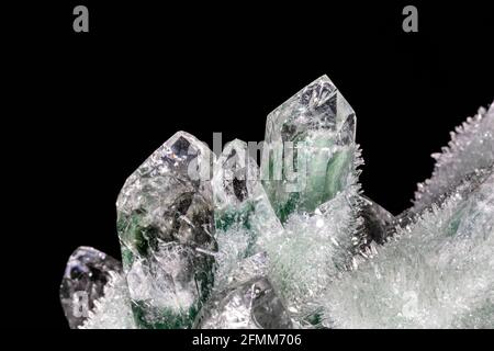 Cristaux de quartz chlorés de l'Himalaya. Les cristaux principaux de couleur verte et blanche sont entourés de plus petits cristaux. Banque D'Images