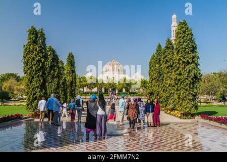 MUSCAT, OMAN - 22 FÉVRIER 2017 : visiteurs dans un parc de la grande mosquée du Sultan Qaboos à Muscat, Oman Banque D'Images