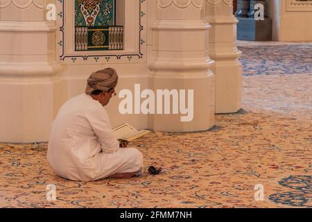 MUSCAT, OMAN - 22 FÉVRIER 2017 : homme local dans la grande mosquée du Sultan Qaboos à Muscat, Oman Banque D'Images