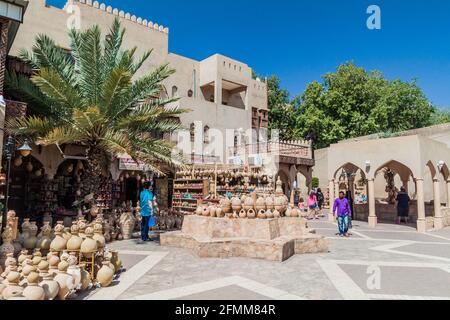 NIZWA, OMAN - 3 MARS 2017 : magasins de poterie au Souq à Nizwa, Oman Banque D'Images