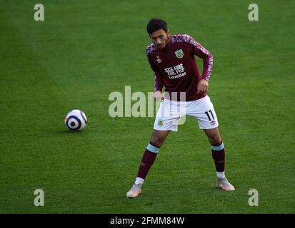 Dwight McNeil de Burnley s'échauffe avant le début du match de la Premier League à Craven Cottage, Londres. Date de la photo: Lundi 10 mai 2021. Banque D'Images