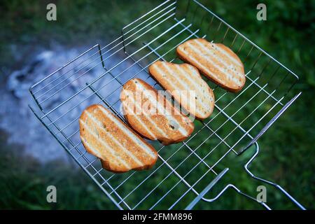 Grille grillée sur la grille métallique. Activités de plein air. Feu de camp, barbecue, délicieux Banque D'Images