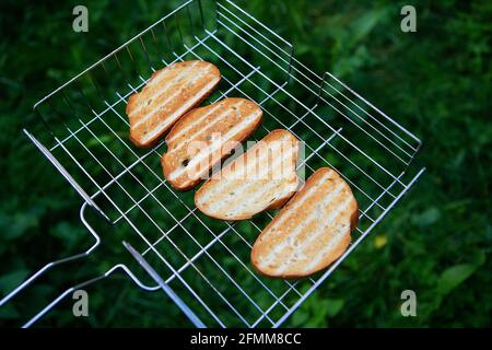 Grille grillée sur la grille métallique. Activités de plein air. Feu de camp, barbecue, délicieux Banque D'Images