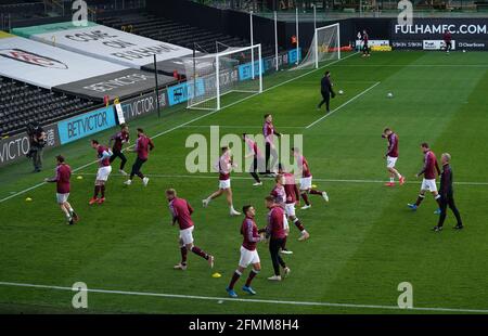 Dwight McNeil de Burnley s'échauffe avant le début du match de la Premier League à Craven Cottage, Londres. Date de la photo: Lundi 10 mai 2021. Banque D'Images