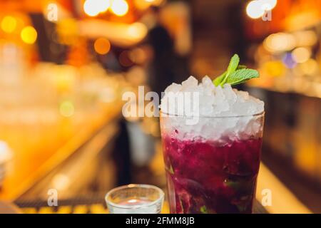 Cocktail Mint Julep sur un comptoir de bar dans un boîte de nuit Banque D'Images