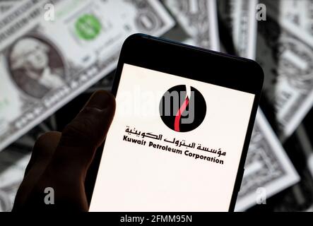 Chine. 21 avril 2021. Sur cette photo, le logo Kuwait Petroleum Corporation est affiché sur un smartphone avec une devise en dollars américains (USD) en arrière-plan. (Photo de Budrul Chukrut/SOPA Images/Sipa USA) crédit: SIPA USA/Alay Live News Banque D'Images