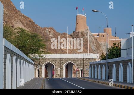 Murs de l'ancien Muscat avec la porte Mathaib et le fort Al Mirani, Oman Banque D'Images