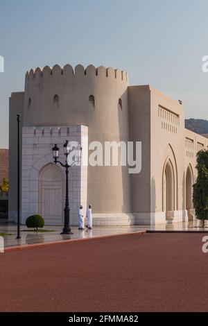 MUSCAT, OMAN - 22 FÉVRIER 2017 : deux hommes locaux et l'arcade Colonnade dans le Vieux Muscat, Oman Banque D'Images