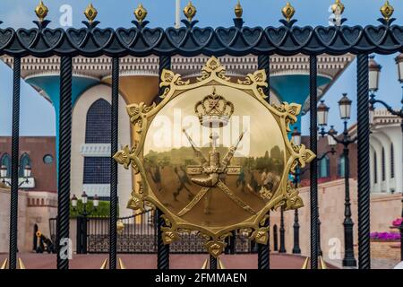 MUSCAT, OMAN - 23 FÉVRIER 2017 : emblème national d'Oman à la porte du palais Al Alam à Muscat, Oman Banque D'Images