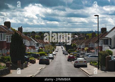 Londres, Royaume-Uni - 10 mai 2021 : une rue symétrique avec des maisons soignées par un jour couvert Banque D'Images
