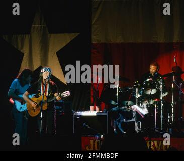 Willie Nelson et les membres du groupe se présentent sur scène au Willie Nelson Ozark Theatre de Branson, Missouri, en 1992. Il continue de prospérer en tant que force musicale et culturelle pertinente et progressive. Il a livré plus d'une douzaine de nouveaux albums, sorti un livre des 10 meilleures ventes du New York Times, encore une fois headlined Farm Aid, un événement qu'il a co-fondé en 1985, a été honoré par la Bibliothèque du Congrès avec leur prix Gershwin pour la chanson populaire, Il a reçu sa ceinture noire de 5e degré à Gong Kwon Yu Sul, en tête du festival annuel de la nourriture et de la musique de la Réunion de chance pendant SXSW, et a lancé ses compagnies de cannabis W Banque D'Images