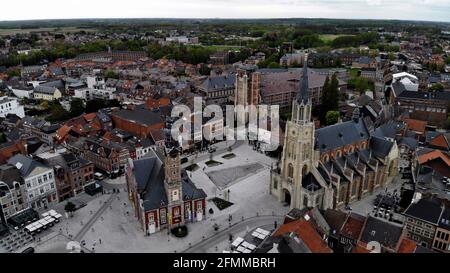 L'illustration du drone montre le Grand Markt à Sint-Truiden, lundi 10 mai 2021. BELGA PHOTO ERIC LALMAND Banque D'Images