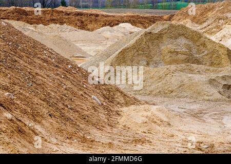 vue sur une carrière de gravier et de galets avec des tas de matériaux de différentes fractions Banque D'Images