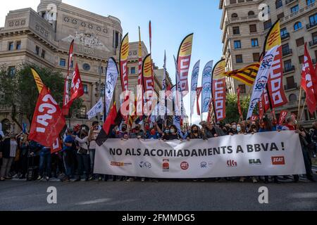 Barcelone, Espagne. 10 mai 2021. Les manifestants tiennent la bannière unitaire avec le slogan "non aux licenciements de BBVA" devant le siège de la banque à Vía Laietana.convoqué par les syndicats bancaires, Des centaines de Banco Bilbao Vizcaya Argentaria (BBVA) des travailleurs de banque se sont réunis devant le siège de Vía Laietana pour protester contre le dossier de réglementation de l'emploi (ERE) que l'entité souhaite présenter avec le licenciement de plus de 3,000 travailleurs. Crédit : SOPA Images Limited/Alamy Live News Banque D'Images