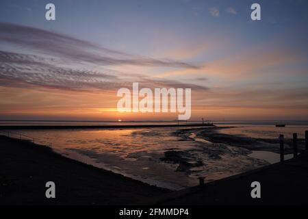 Pellworm, Allemagne. 10 mai 2021. Le soleil se couche sur la mer du Nord au large de l'île de Pellworm. Credit: Marcus Brandt/dpa/Alay Live News Banque D'Images