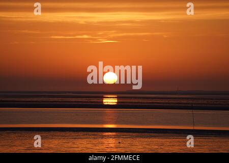 Pellworm, Allemagne. 10 mai 2021. Le soleil se couche sur la mer du Nord au large de l'île de Pellworm. Credit: Marcus Brandt/dpa/Alay Live News Banque D'Images