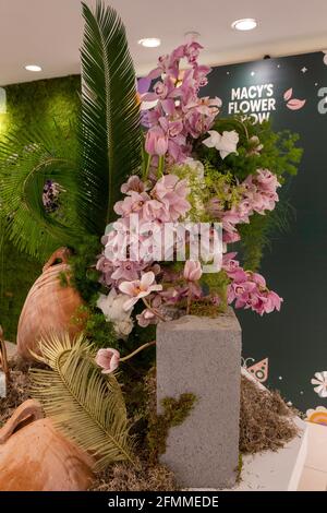 Macy's Annual Flower Show avec thème « Floral Celebration of Fortitude », Herald Square, New York, États-Unis, 2021 mai Banque D'Images