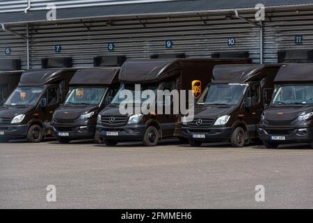 Göteborg, Suède - mai 02 2021 : rangée de camionnettes de livraison UPS Banque D'Images