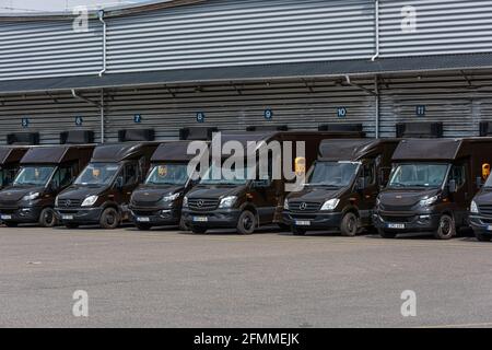 Göteborg, Suède - mai 02 2021 : rangée de camionnettes de livraison UPS Banque D'Images