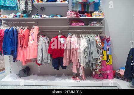 Espagne, Badajoz - 14 avril 2018 : vêtements multicolores pour enfants sur les étagères du grand magasin Banque D'Images