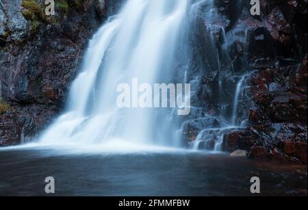 Belle cascade photographiée avec une longue exposition Banque D'Images