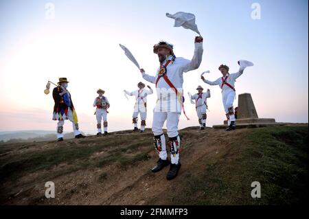 Phil Woodward le Squire (avant) avec la règle de six en fonctionnement et des restrictions de covid toujours en place des membres de Gloucestershire Morris Men rencontré o Banque D'Images