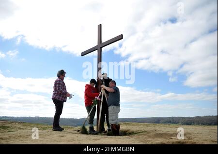 Porter une croix en bois sur Cam Peak le Vendredi Saint avant le dimanche de Pâques dans une promenade de témoin, Gloucestershire Banque D'Images