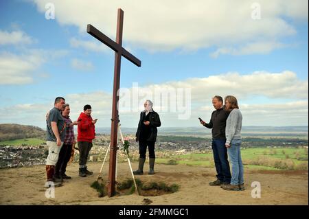 Porter une croix en bois sur Cam Peak le Vendredi Saint avant le dimanche de Pâques dans une promenade de témoin, Gloucestershire Banque D'Images