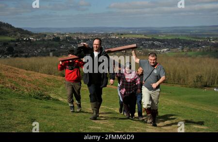 Porter une croix en bois sur Cam Peak le Vendredi Saint avant le dimanche de Pâques dans une promenade de témoin, Gloucestershire Banque D'Images