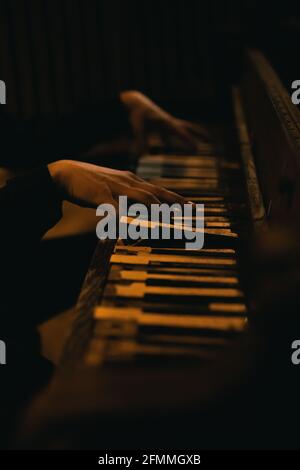 vieux piano créepy Banque D'Images
