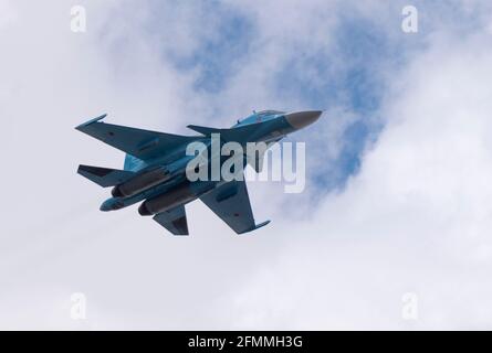 MOSCOU, RUSSIE - 7 MAI 2021 : défilé de l'Avia à Moscou. Avion de chasse au jet su-30 dans le ciel, défilé de la victoire pendant la Seconde Guerre mondiale à Moscou, Russie Banque D'Images