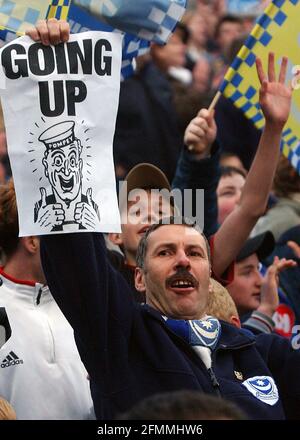 LES FANS DE POMPEY CÉLÈBRENT LA PROMOTION DE PORTSMOUTH AU POSTE DE PREMIER MINISTRE APRÈS QU'ILS ONT BATTU ROTHERHAM AU PARC FRATTON POUR GAGNER LE CHAMPIONNAT DIV 1. PIC MIKE WALKER 2003 Banque D'Images